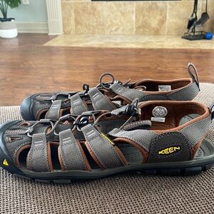Keen Clearwater CNX Mens Sandals Sz 9.5 Raven Tortoise Shell Round Toe Slingback